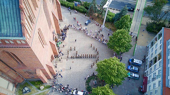 W godzin „W” znak Polski Walczcej przed katedr w Szczecinie