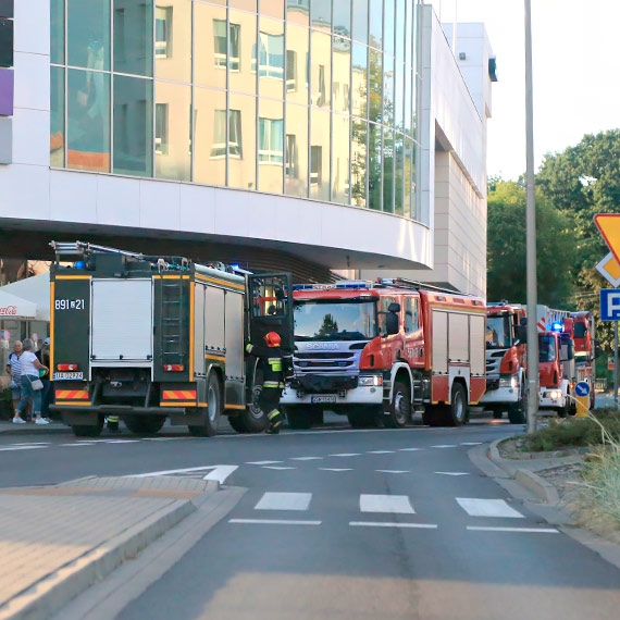 Cała ulica Dąbrowskiego zajęta przez wozy strażackie. W galerii Corso włączył się alarm