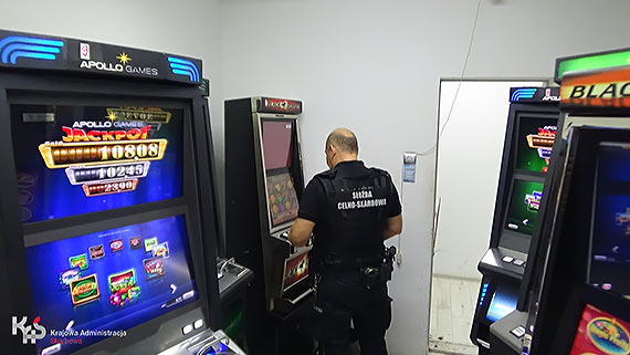 14 automatw do gier w nielegalnym punkcie hazardowym w Szczecinie