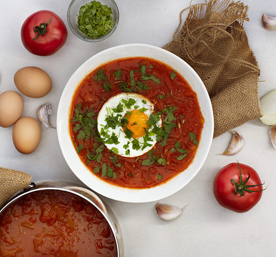 Sycca i rozgrzewajca - przepis na zup cebulowo-pomidorow z jajem